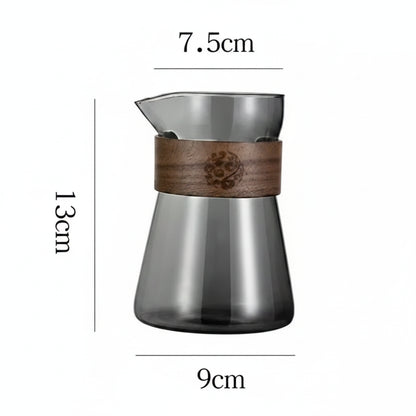 Measurement chart of a glass container with wooden band and black lid on a light pink background